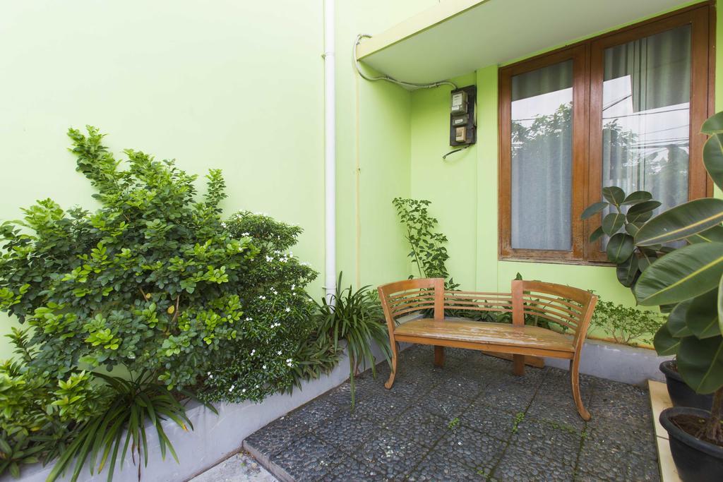 Guest house Reddoorz Near Pasar Santa