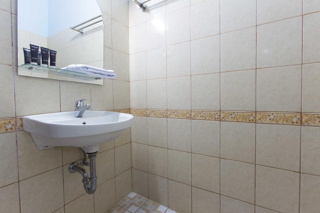 Guest house Reddoorz Near Pasar Santa