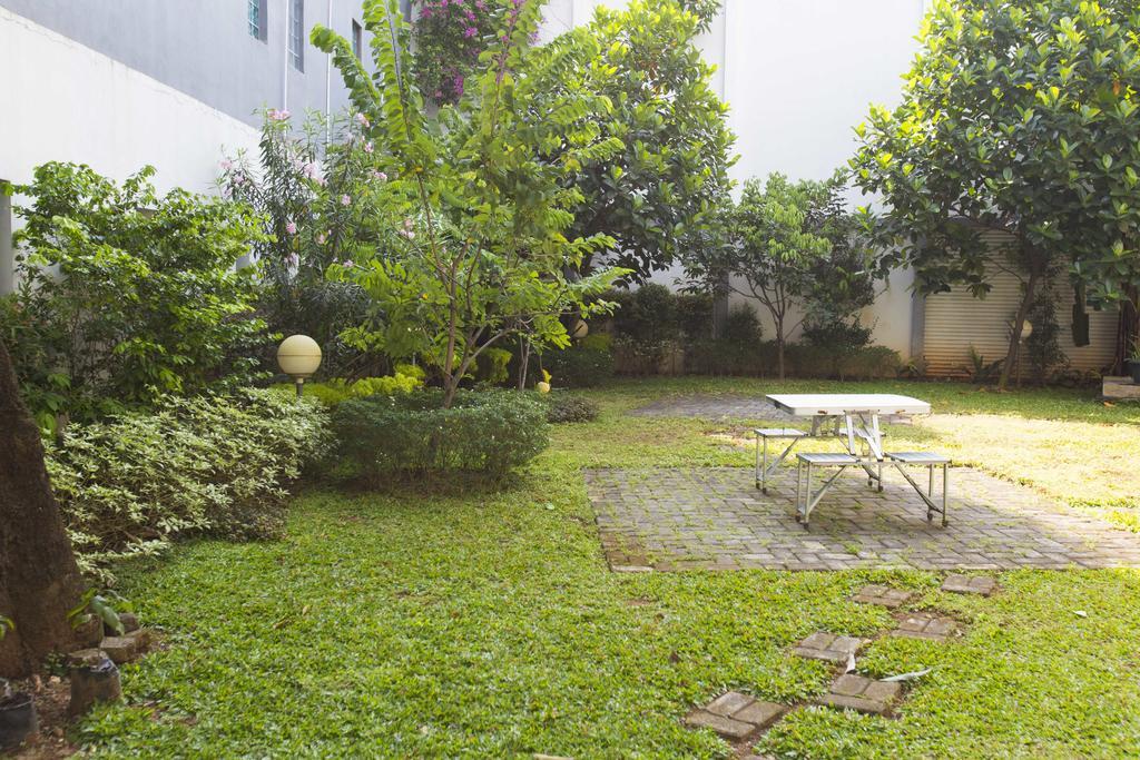 Guest house Reddoorz Near Pasar Santa
